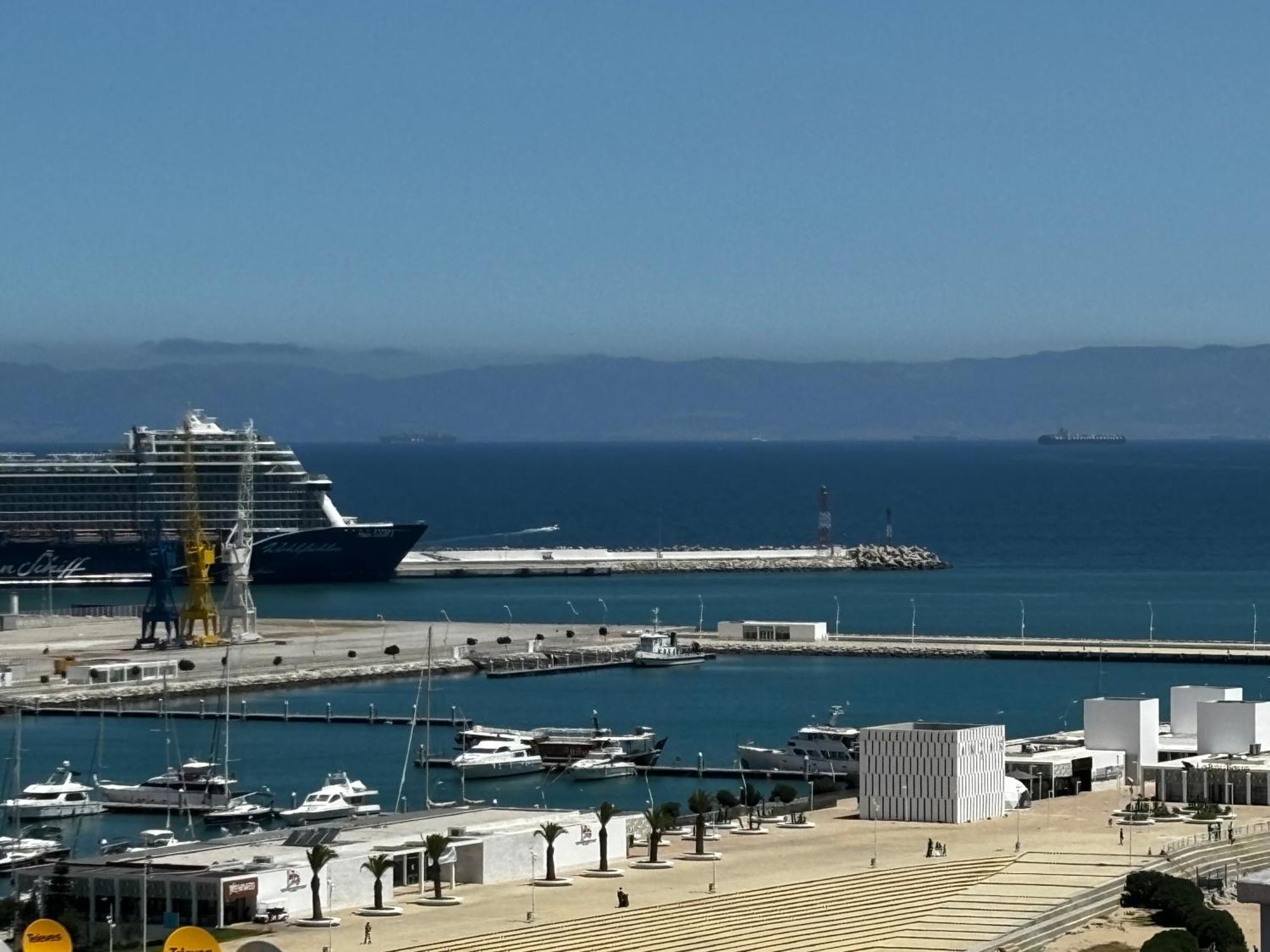 Marina View Residence Luxurious Studio Retreat With Stunning Ocean Views 1 Double Bedroom, 1 Convertible Couch Tanger Exteriör bild